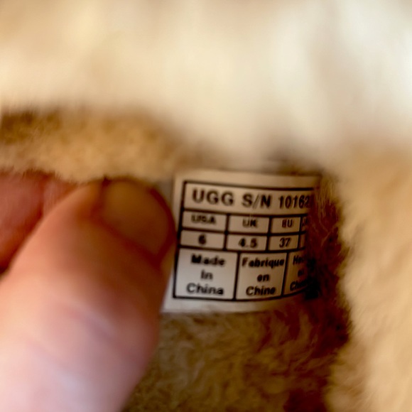 Like New! Uggs boots size 6 - Picture 7 of 9